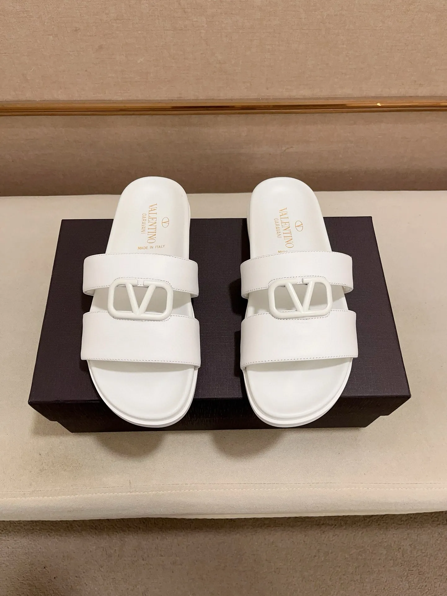 Men's shoes💰: 440💰[Valentino] New men's boutique slippers, counter quality, classic plaid, the actual workmanship is quite complex🔰The uppers are made of imported fabrics➕🐑Sheepskin lining, which tests the craftsman's craftsmanship➕original PU outsole. Size: 38-44 (45 can be customized, non-refundable)